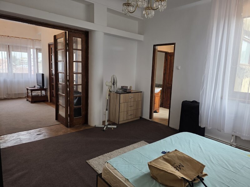 Stirbei Voda intersectie str. Berzei, chiar pe Dinicu Golescu, centrala,